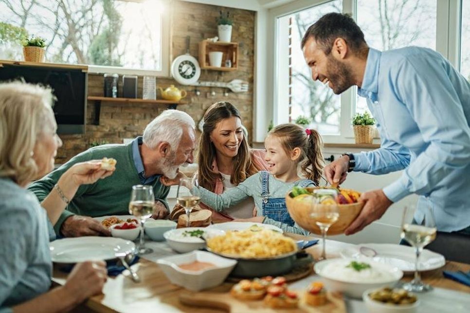 Familienfeste mit allen Sinnen genießen: Reden, lachen, schmecken und alles hören können gehören hier einfach dazu. (Foto: djd/audibene/Shutterstock/Drazen Zigic)