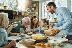 Familienfeste mit allen Sinnen genießen: Reden, lachen, schmecken und alles hören können gehören hier einfach dazu. (Foto: djd/audibene/Shutterstock/Drazen Zigic)