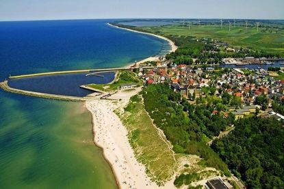 Die komfortable Hotelanlage befindet sich nur 150 Meter vom breiten Strand entfernt. Hotel Lidia SPA & Wellness.
