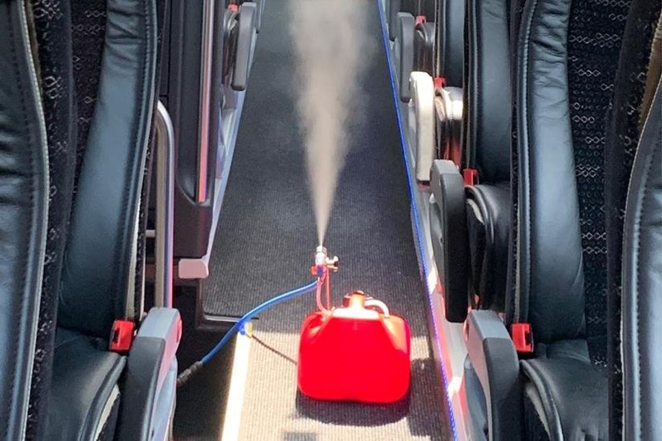 Vor und nach jeder Reise wird in den Bussen eine Aerosoldesinfektion durchgeführt.