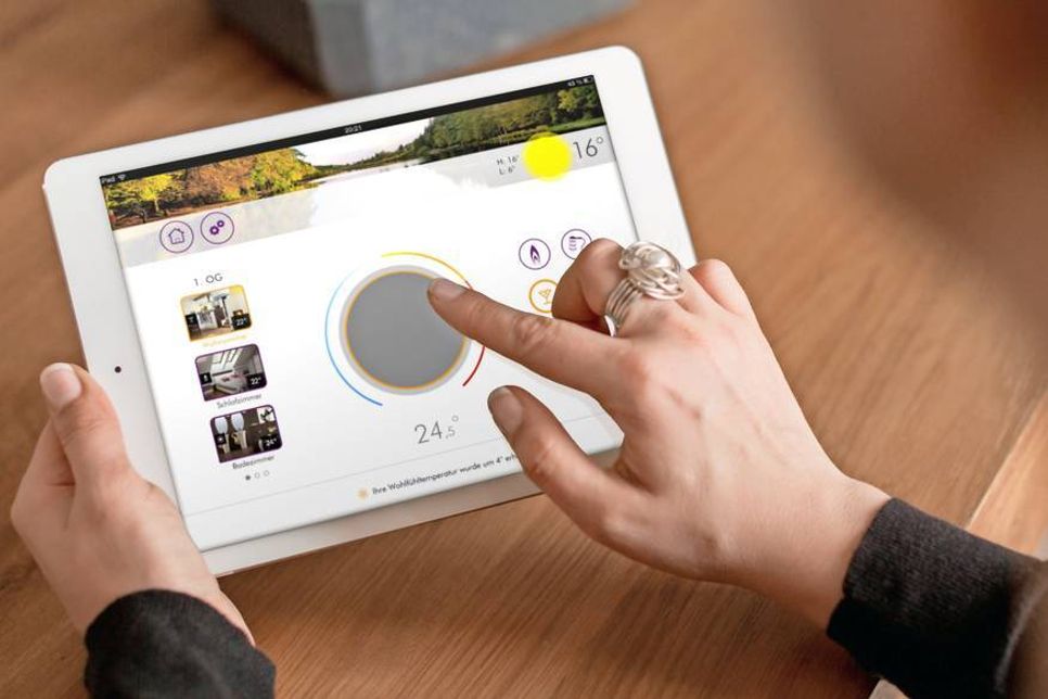 Wunschtemperatur einstellen, Uhrzeiten vorgeben oder Szenarien wie etwa den Urlaubsmodus auswählen: Die Bedienung der Heizung per App ist kinderleicht und selbsterklärend. (Foto: djd/EbV Elektronikbau- und Vertriebs-GmbH)