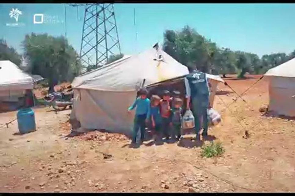 In Idlib wurden die Lebensmittel an 30 Familien verteilt. Hier ein Screenshot aus dem Video des MolhamTeams.