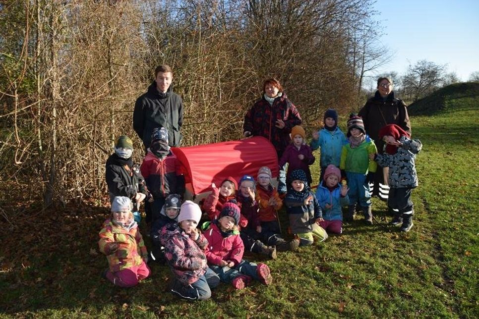 Thore Paulsen, Praktikant in der Erzieherausbildung, Gaby Schmalz und Betty Fuchs, Erzieherinnen der Naturgruppe (v. lks.) und die Igelkinder.