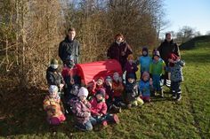 Thore Paulsen, Praktikant in der Erzieherausbildung, Gaby Schmalz und Betty Fuchs, Erzieherinnen der Naturgruppe (v. lks.) und die Igelkinder.