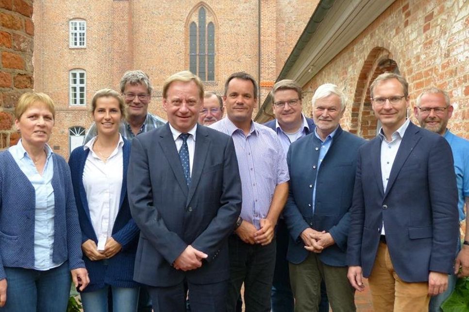 MdB Ingo Gädechens (4. v. lks.) traf sich mit den Verantwortlichen um das Kloster Cismar.