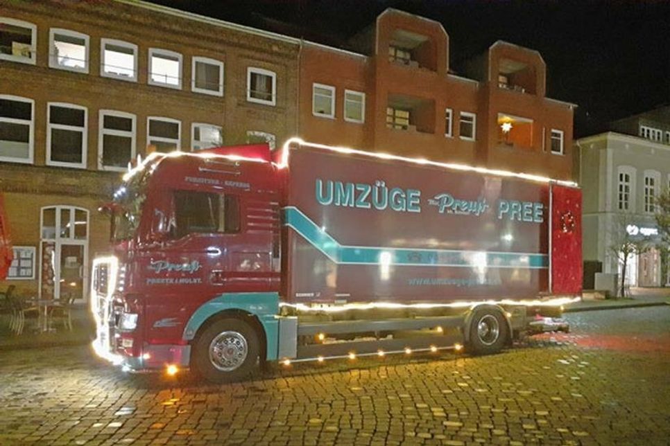Der  festlich geschmückte Weihnachtstruck wird in diesem Jahr am 24. und 25. Dezember in der Schusterstadt und Umgebung unterwegs sein.