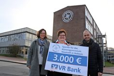 Geldspritze für das neue Logo: VR-Bank Kundenberaterin Marlies Gosch (Mitte) überreichte einen symbolischen Scheck an Schulleiter Karsten Kilian; links Nicole Harkämper, Produktmanagerin der Stadtwerke Neustadt.