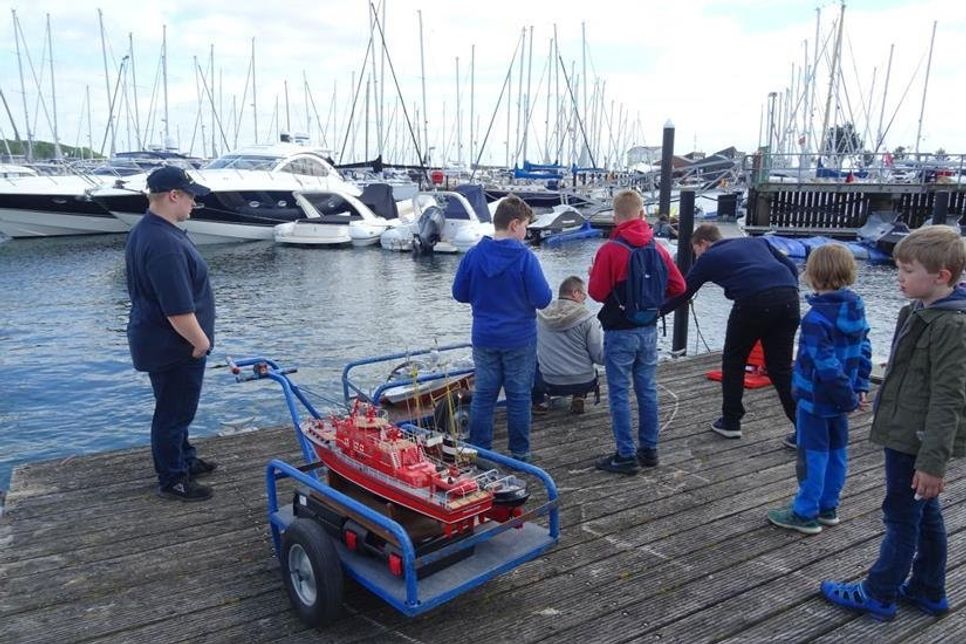 Zahlreiche Boote wurden von den Jugendlichen zu Wasser gelassen.