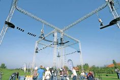 Nur eine von vielen Attraktionen, die die Stadt kostenlos zu Verfügung stellt:  Europas größter mobiler Hochseilgarten wird auf dem Marktplatz aufgebaut.