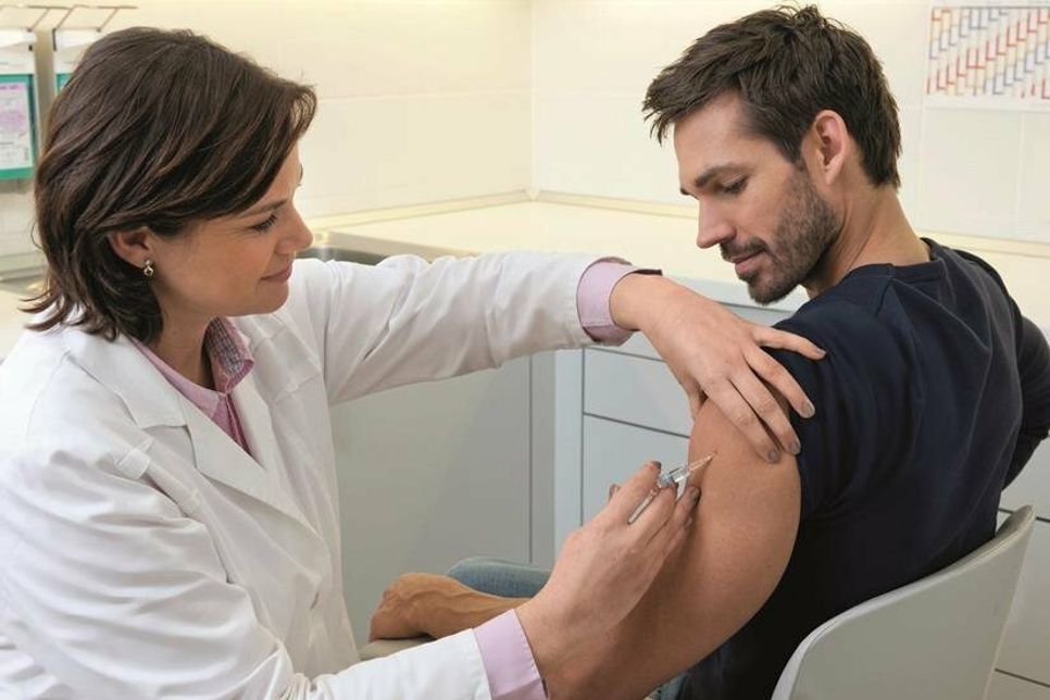 Eine erfolgreiche Hepatitis-B-Impfung schützt auch vor einer Hepatitis-D-Infektion.