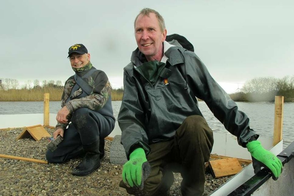 Hartmut Kohlscheen und Jörg Hahn freuen sich, dass das neue Brutfloß nun fertig ist und hoffen auf viele Brutpaare an Flussseeschwalben.
