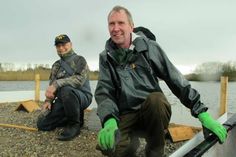 Hartmut Kohlscheen und Jörg Hahn freuen sich, dass das neue Brutfloß nun fertig ist und hoffen auf viele Brutpaare an Flussseeschwalben.