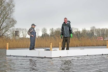 Das Floß ist im Dannauer Polder verankert und alle Arbeiten sind abgeschlossen. Nun werden die Flussseeschwalben erwartet.