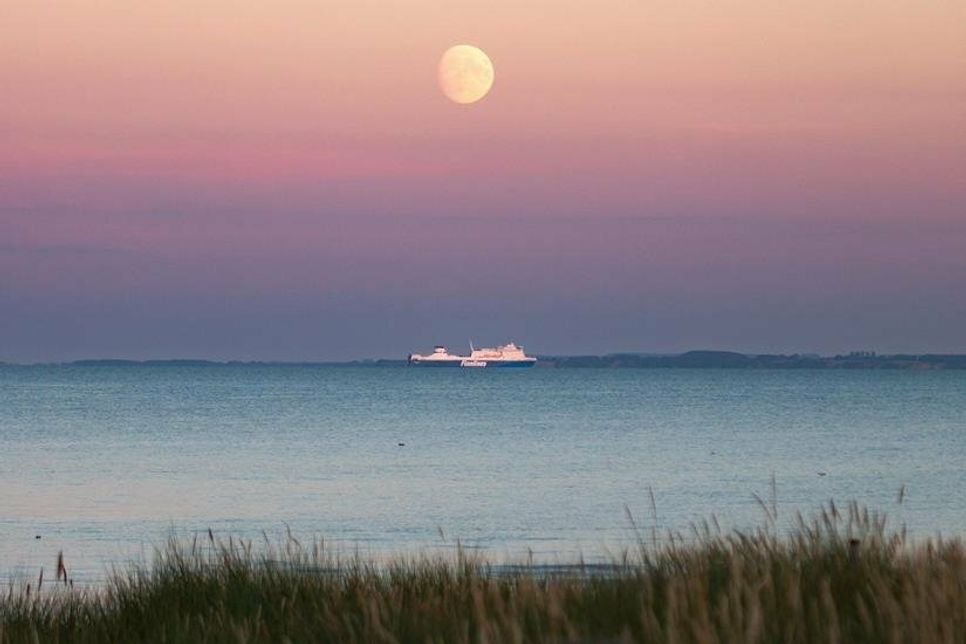 Vordergrund, sanfte Lichter und die zentrierte Bildkomposition erzeugen einen ausgewogene, „stille“ Stimmung, wie Steffi Treidels Foto zeigt. Aufgenommen wurde es in Lensterstrand.