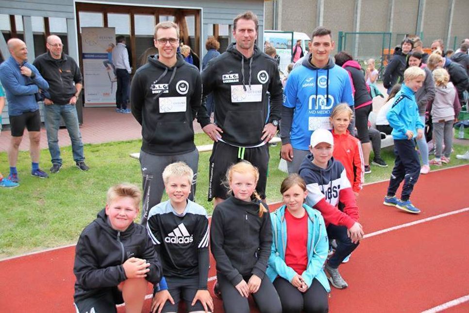 Als Paten nahmen sich die 1. Herren der HSG Ostsee Neustadt/Grömitz „elternlosen“ Jungsportlern an.
