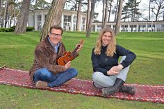 Tourismuschef Joachim Nitz (mit Ukulele) und Sandra Hellmann von „bajazzo“ freuen sich auf die 2. Parksinfonie im Strandpark. (Foto: René Kleinschmidt)
