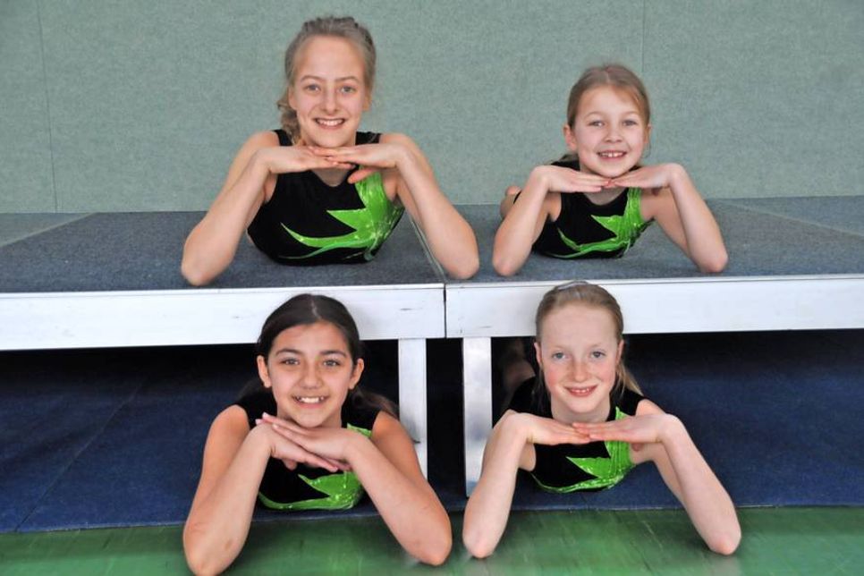 Lynn Brock, Kendra Lochmüller (hinten v. lks.), Lia-Sophie Bosch, Hendrieke Behrens (vorne v. lks.).