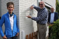 Tourismusleiterin Ulrike Dallmann, Vorsitzender des Heimat- und Kulturvereins Jürgen Möller und Ulrich Schlecker, Eigentümer des Hauses (v. lks.).