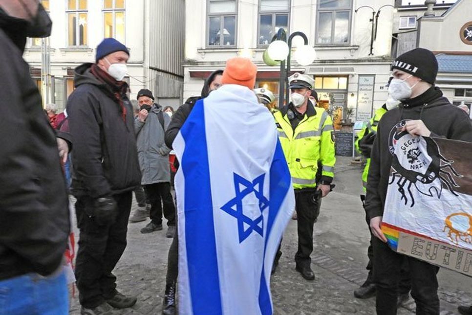 Kurzes Intermezzo: Eine Frau ohne Maske und ihr „Partner“ störten die Kundgebung
