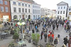 170 Menschen versammelten sich auf dem Eutiner Marktplatz, um für Solidarität und Demokratie und gegen Rechts zu demonstrieren. Impfung inklusive.