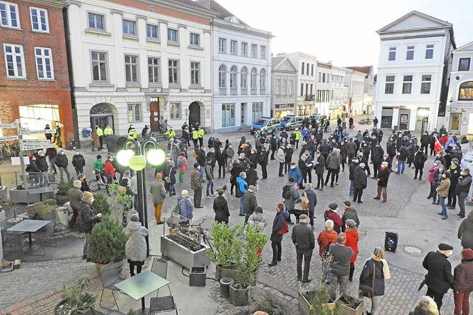 170 Menschen versammelten sich auf dem Eutiner Marktplatz, um für Solidarität und Demokratie und gegen Rechts zu demonstrieren. Impfung inklusive.