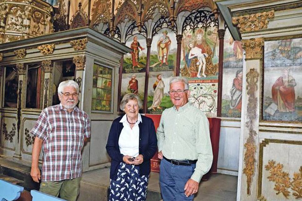 Priörin Viktoria von Flemming und die Vertreter des Fördervereins Gesellschaft der Freunde des Klosters Preetz Dr. Karlheinz Heuser (rechts, 1. stellvertretender Vorsitzender) und Hans Peter Kochen (zweiter Stellvertreter) freuen sich über einen weiteren Etappensieg auf dem Weg zum Abschluss der Restauration der Bilderbibel in der Preetzer Klosterkirche.