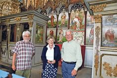 Priörin Viktoria von Flemming und die Vertreter des Fördervereins Gesellschaft der Freunde des Klosters Preetz Dr. Karlheinz Heuser (rechts, 1. stellvertretender Vorsitzender) und Hans Peter Kochen (zweiter Stellvertreter) freuen sich über einen weiteren Etappensieg auf dem Weg zum Abschluss der Restauration der Bilderbibel in der Preetzer Klosterkirche.