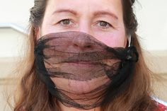 Um nicht als Maskenverweigerin zu gelten, hat sich Elif Lehmann eine Mund-Nasen-Bedeckung aus Netzgewebe angefertigt.