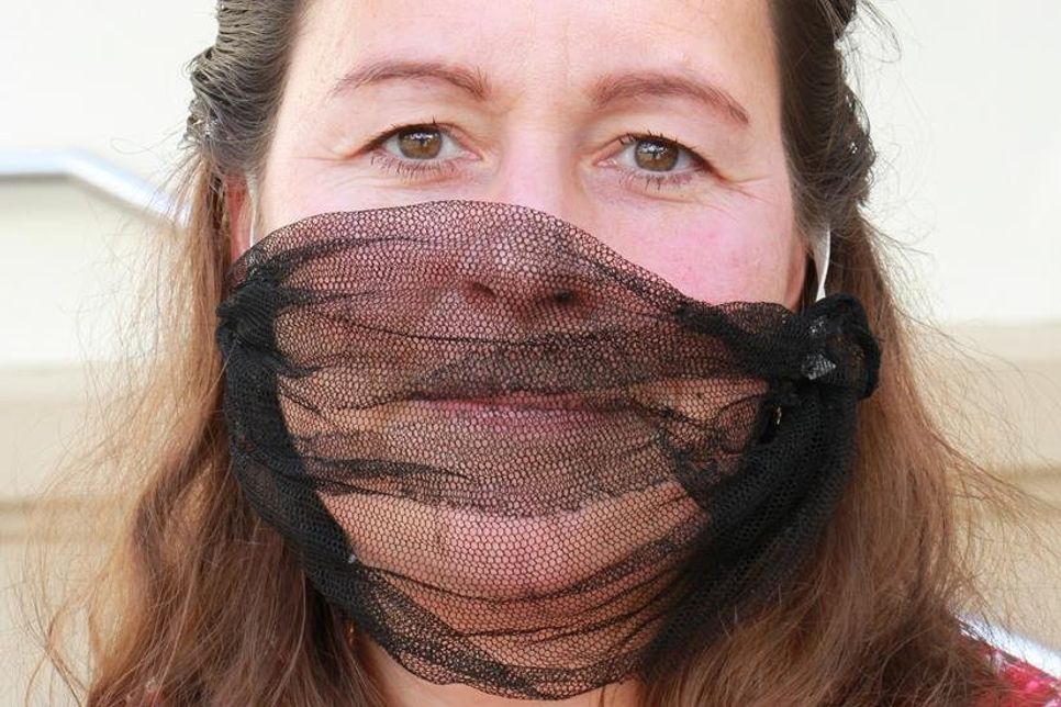 Um nicht als Maskenverweigerin zu gelten, hat sich Elif Lehmann eine Mund-Nasen-Bedeckung aus Netzgewebe angefertigt.