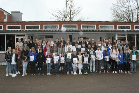 Die geehrten Sportlerinnen und Sportler mit Vertretern des Kreissportverbandes und der Sparkasse Holstein.
