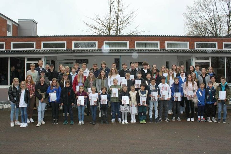 Die geehrten Sportlerinnen und Sportler mit Vertretern des Kreissportverbandes und der Sparkasse Holstein.