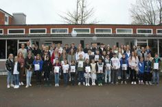 Die geehrten Sportlerinnen und Sportler mit Vertretern des Kreissportverbandes und der Sparkasse Holstein.
