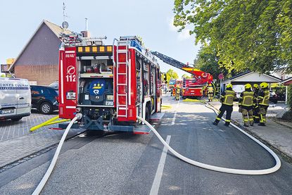 Die Niendorfer Feuerwehr hatte es zum Einsatzort nicht weit: Es brannte in einem Nachbarhaus.