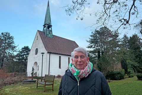 Freut sich auf viele Besucher aus der Landgemeinde zu ihrem Verabschiedungsgottesdienst am 11. Januar: Küsterin Christiane Benkert vor der Kirche zu Niederkleveez.