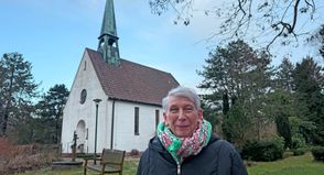 Freut sich auf viele Besucher aus der Landgemeinde zu ihrem Verabschiedungsgottesdienst am 11. Januar: Küsterin Christiane Benkert vor der Kirche zu Niederkleveez.