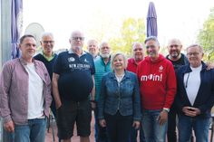 Der frisch gebackene „Moin! Vereinsheld des Monats April“ Ulrich Hein (3. v.l.) vom VfL Bad Schwartau mit Jutta Voigt (KSV-Vorstand, 5. v.r.) und Henry Sörensen (Sparkasse Holstein, 3. v.r.) sowie seinen langjährigen „Tischtennis-Wegbegleitern“ (v.l.) Holger Stapelfeldt, Thomas Dretzler, Knud Hansen, Armin Kuschnereit, Ingo Holst, Lutz Glaeßner und Jürgen Straatmann.