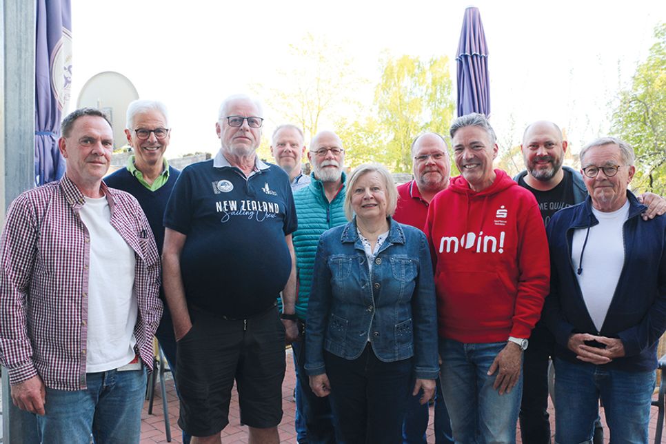 Der frisch gebackene „Moin! Vereinsheld des Monats April“ Ulrich Hein (3. v.l.) vom VfL Bad Schwartau mit Jutta Voigt (KSV-Vorstand, 5. v.r.) und Henry Sörensen (Sparkasse Holstein, 3. v.r.) sowie seinen langjährigen „Tischtennis-Wegbegleitern“ (v.l.) Holger Stapelfeldt, Thomas Dretzler, Knud Hansen, Armin Kuschnereit, Ingo Holst, Lutz Glaeßner und Jürgen Straatmann.