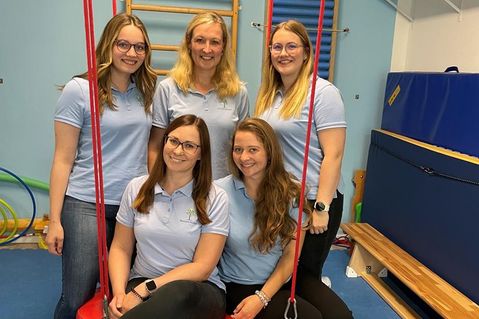 Das Praxisteam mit Emely Scheidtweiler, Sandra Dittmer, Laura Fischer (hi. v. lks.), Ramona Küster und Inga Bungeroth (vorne v. lks.).