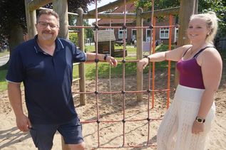 Bürgermeister Mario Bielarz und Kita-Leiterin Alice Petersen.