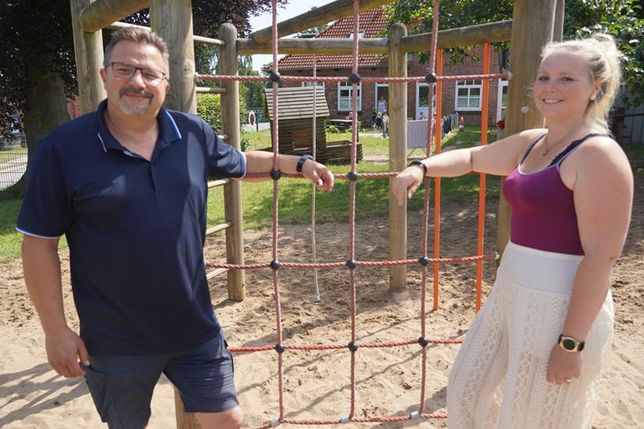 Bürgermeister Mario Bielarz und Kita-Leiterin Alice Petersen.