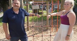 Bürgermeister Mario Bielarz und Kita-Leiterin Alice Petersen.