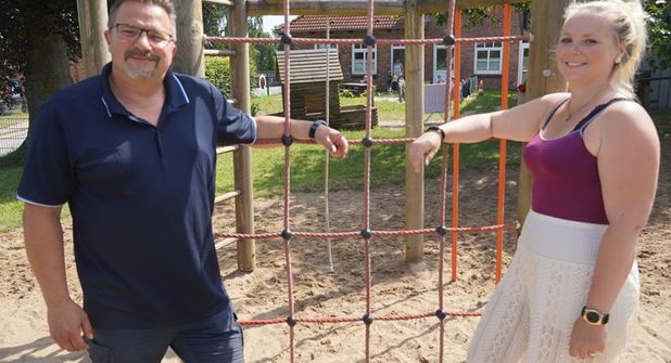 Bürgermeister Mario Bielarz und Kita-Leiterin Alice Petersen.
