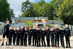 Die Übergabe fand direkt am Strand von Kellenhusen vor der Fischkiste statt.