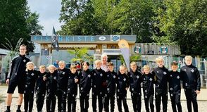 Die Übergabe fand direkt am Strand von Kellenhusen vor der Fischkiste statt.
