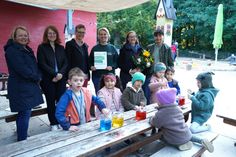 Bei der Übergabe des Zertikates: einige kleine Forscher mit (v. lks.) Kristina Severin (Stiftung Kinder forschen), Wiebke Watzlawek (Sparkassen Stiftung), Andrea Baum (Stiftung Kinder forschen), die Initiatorinnen aus der Kita Sandra Metzech und Sabrina Schumann sowie Kita-Leiterin Franka Haamann.