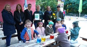 Bei der Übergabe des Zertikates: einige kleine Forscher mit (v. lks.) Kristina Severin (Stiftung Kinder forschen), Wiebke Watzlawek (Sparkassen Stiftung), Andrea Baum (Stiftung Kinder forschen), die Initiatorinnen aus der Kita Sandra Metzech und Sabrina Schumann sowie Kita-Leiterin Franka Haamann.