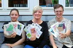 Roos Hollands, Heike Rhein und Janek Beckmann (v. lks.) mit den Zine Basteltüten.