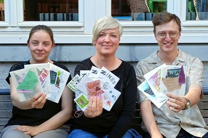 Roos Hollands, Heike Rhein und Janek Beckmann (v. lks.) mit den Zine Basteltüten.