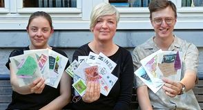 Roos Hollands, Heike Rhein und Janek Beckmann (v. lks.) mit den Zine Basteltüten.