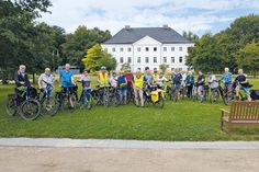 Das Gewinnerteam vom Stadtradeln 2024 vor dem Schloss Schwansee.